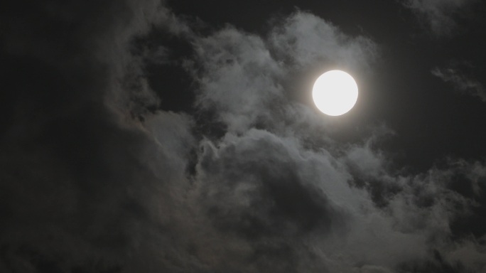 4K云层上的月亮02