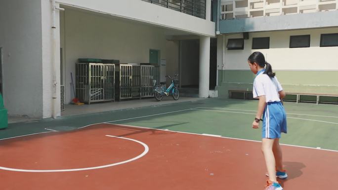 小学生在篮球场上打篮球
