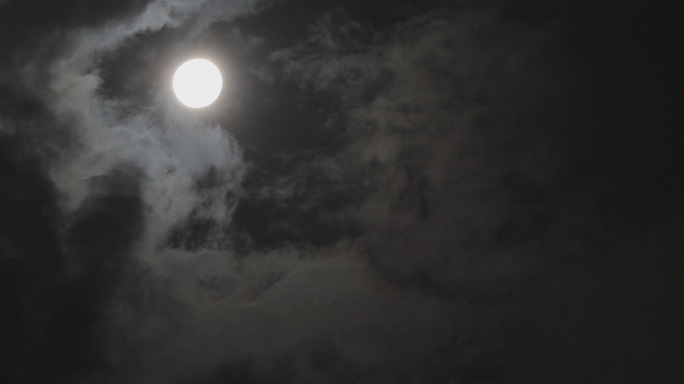 4K云层上的月亮05