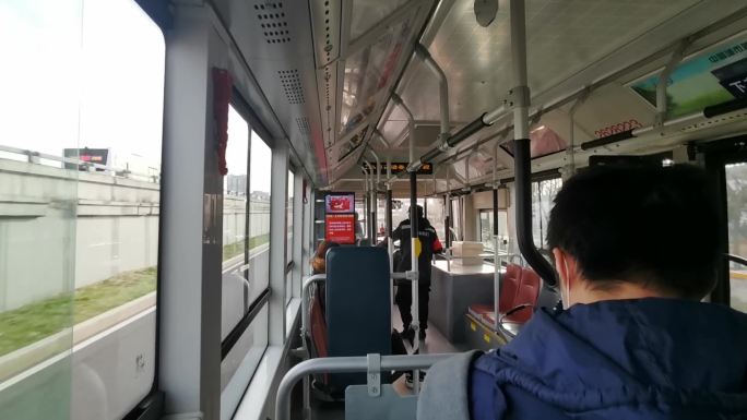 公交车北京公交行驶中的公交车上下班