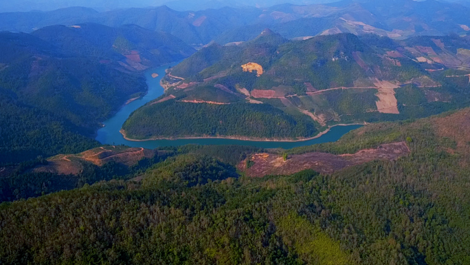 山水小船4k航拍划船小船河流