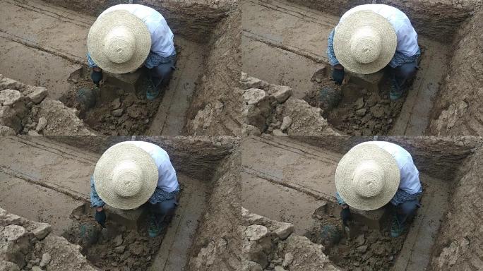 考古人员发掘古墓文物