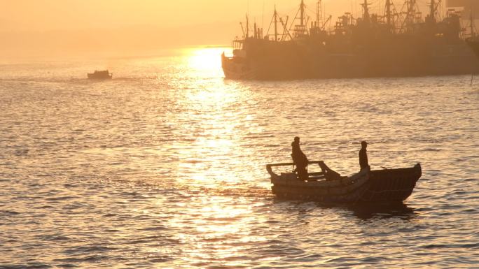 海边渔港出海归来海洋渔业捕捞落日夕阳