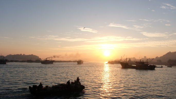 海边渔港出海归来海洋渔业捕捞落日夕阳