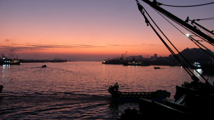 海边渔港出海归来海洋渔业捕捞落日夕阳