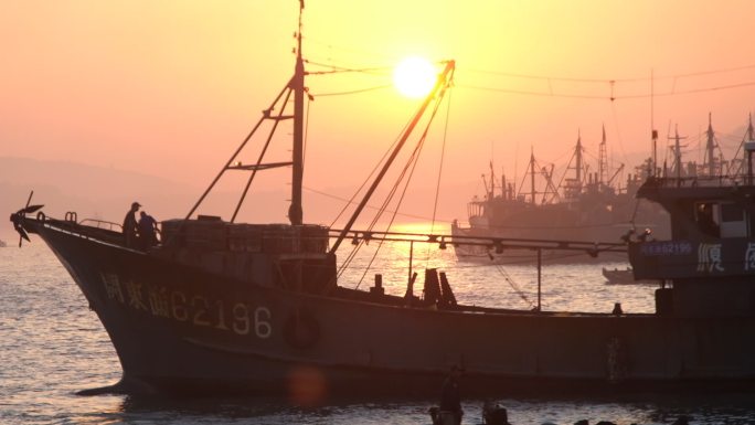 海边渔港出海归来海洋渔业捕捞落日夕阳