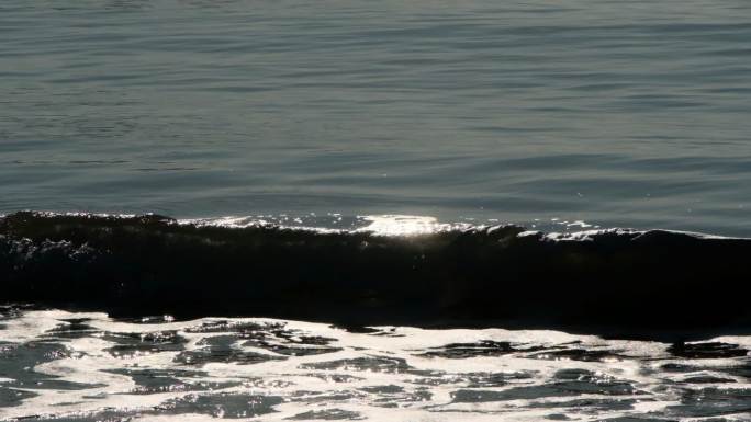 波光粼粼的海浪潮水慢镜头