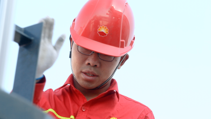 高清实拍中国石油管道维抢修准备作业