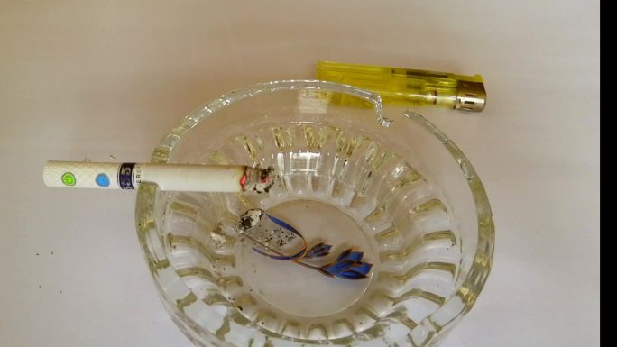香烟和烟灰缸1