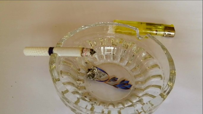 香烟和烟灰缸2