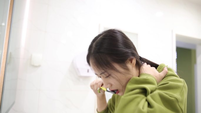 13刷牙的女孩颈椎病发作脖子痛痛疼牙痛肩