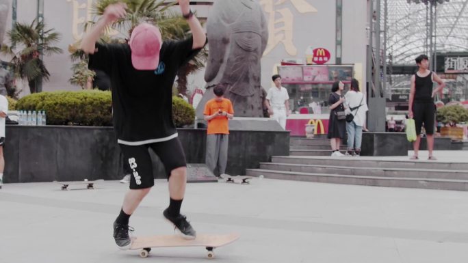 滑板青年街舞嘻哈板车滑轮步行街街道户外