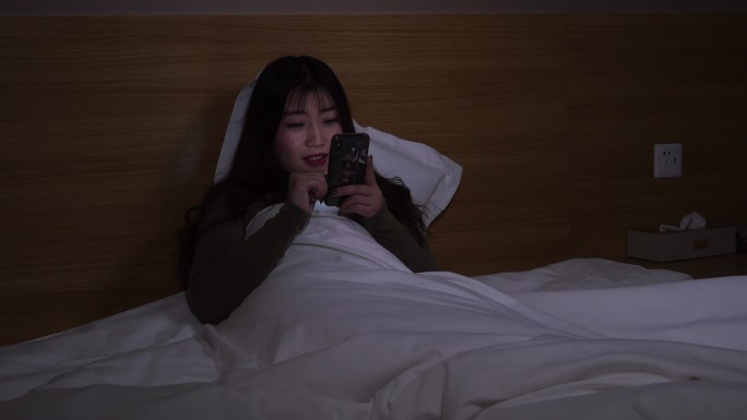 81女孩半夜玩手机躺在床上玩手机失眠熬夜