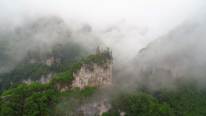 4K航拍毕节大方县油杉河景区险峻山峰庙宇