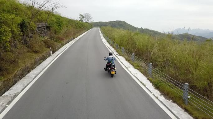 航拍摩托车机车友跟随摩托车跑山