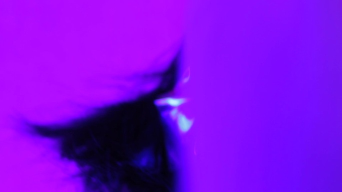 魔幻蓝紫空间美女性感嘴唇微笑