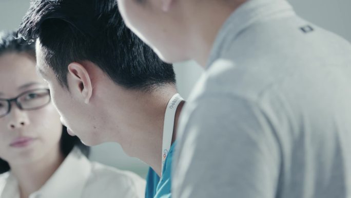 创新创业的年轻人