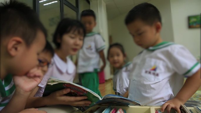 幼儿园小朋友阅读看书