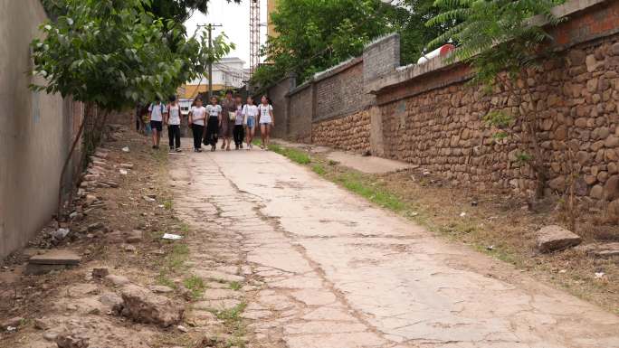 老师和学生走在路上