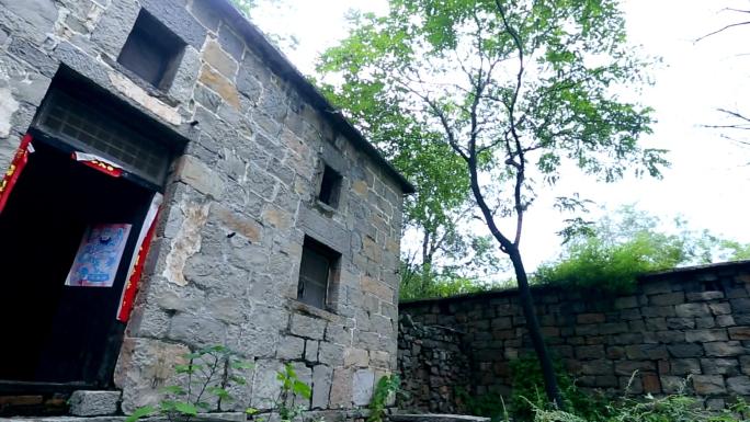 大山深山山村石头房老屋门神灶台农户荒废院