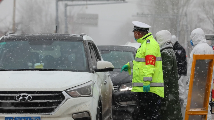 警察医护人员风雪中在疫情检测点抗击疫情