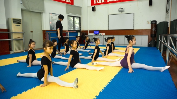 小学舞蹈社区跳舞训练练舞