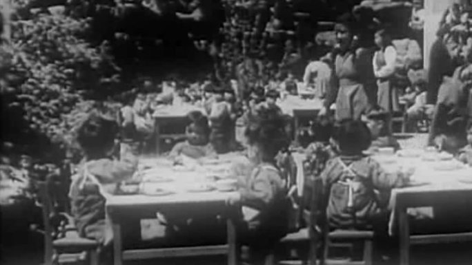 50年代幼儿园孩子儿童吃饭