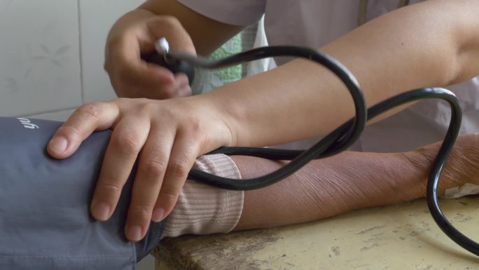 24测量血压医生看病农村合作医疗卫生室