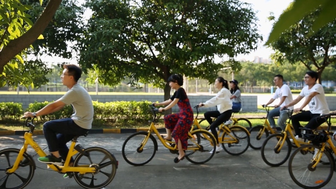 大学生青春活力浪漫骑自行车