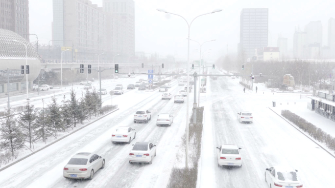 冬季雪地上行驶的车流视频素材2K分辨率