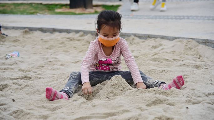 疫情期间儿童戴口罩玩沙子