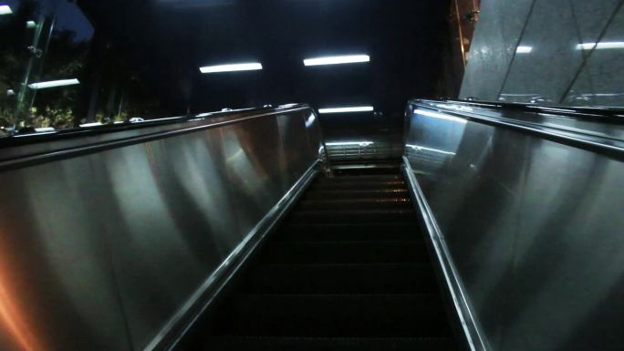 高清实拍广州地铁出站，手扶电梯出去街上