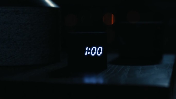 夜晚桌上的电子闹钟