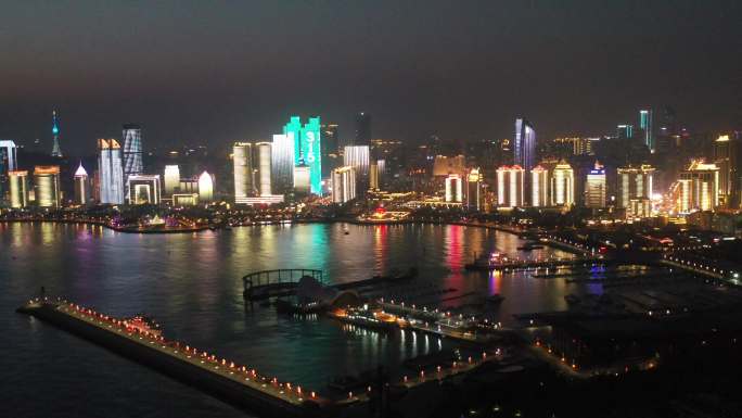 4K黄昏航拍青岛城市天际线灯光秀夜景