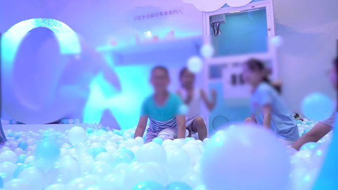 上海环球港来福士游乐场泡泡球游玩