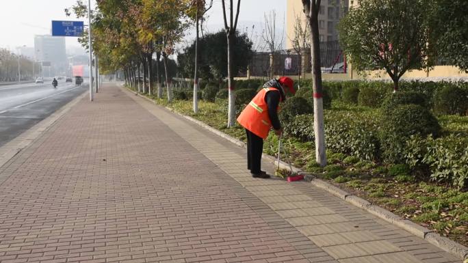 城市环卫工人清洁打扫马路
