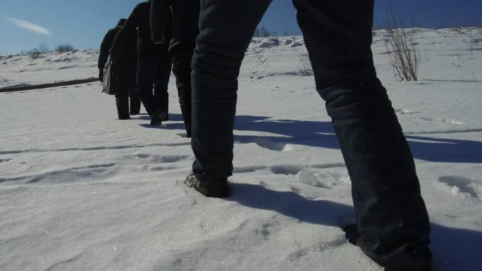 实拍雪地艰难行走升格4k逆光