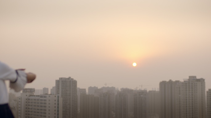 现代小女孩城市之巅房顶日出背影