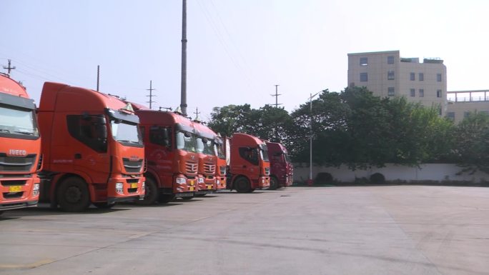 货车物流危险品运输大货车停车场