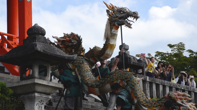 日本清水寺神庙游行表演舞龙