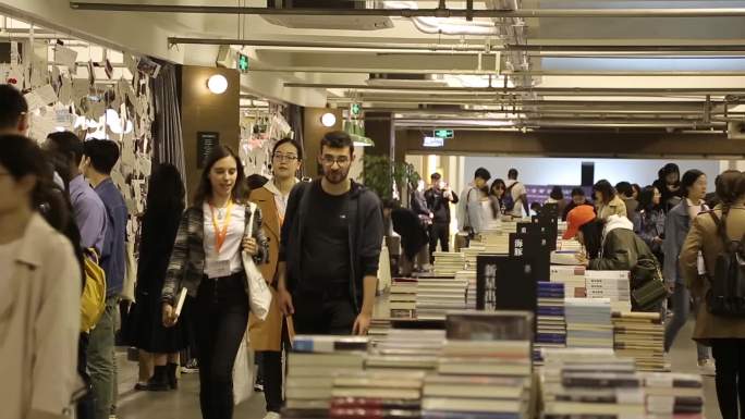 外国人参观南京先锋书店图书馆