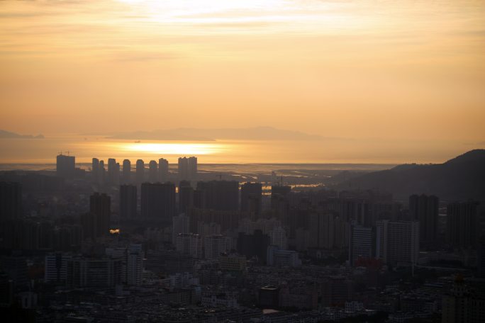 海边城市海岸线阳光洒在海面