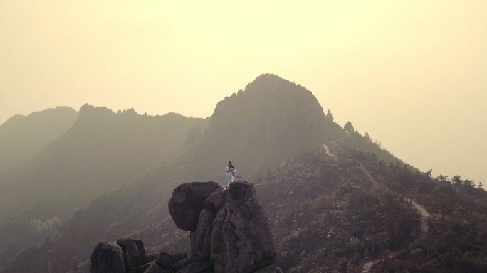 山顶古装男子吹笛子吹箫山颠