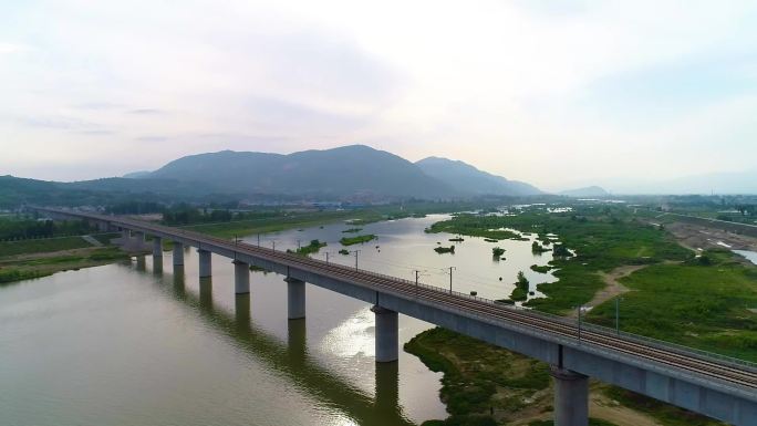 河流高铁汉江两岸的建设