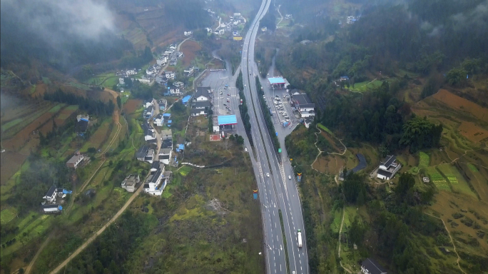 【4K】山间高速公路服务区