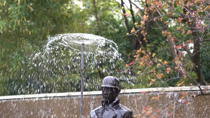 4K原素材-上海街头艺术品打雨伞绅士雕塑