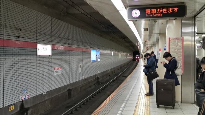 日本东京地铁列车进站