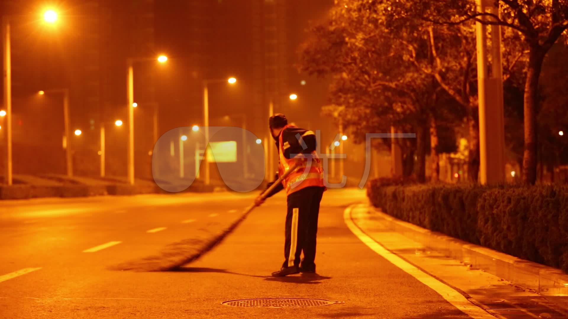 为他们点赞丨“落叶”纷纷秋雨凉，环卫工人扫叶忙 - 民生 - 济宁 - 济宁新闻网