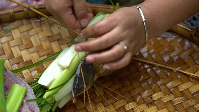 贵州水族做韭菜包鱼