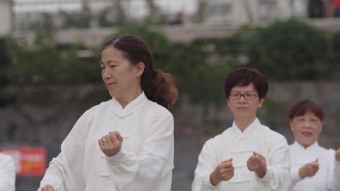 社区退休老人打太极